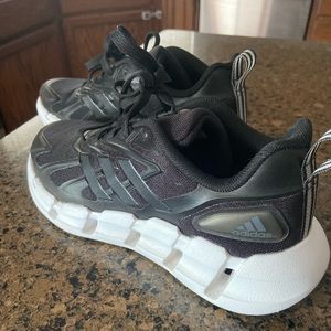 Women’s walking shoe